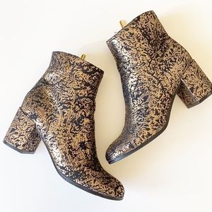 Indigo Rd. Black & gold metallic ankle bootie sz 6